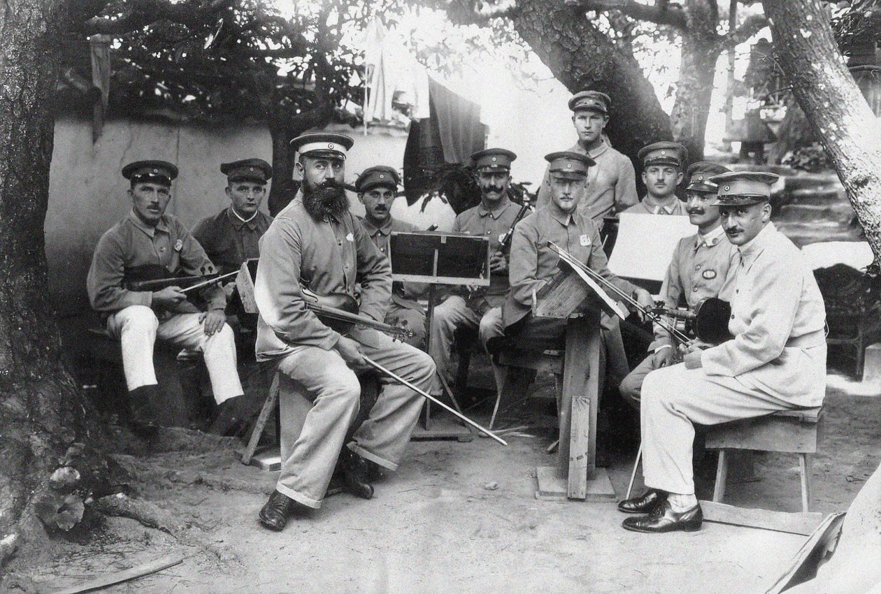 أعضاء أوركسترا معسكر باندو الألماني لأسرى الحرب في محافظة توكوشيما ، ج. 1917. بواسطة غير معروف
