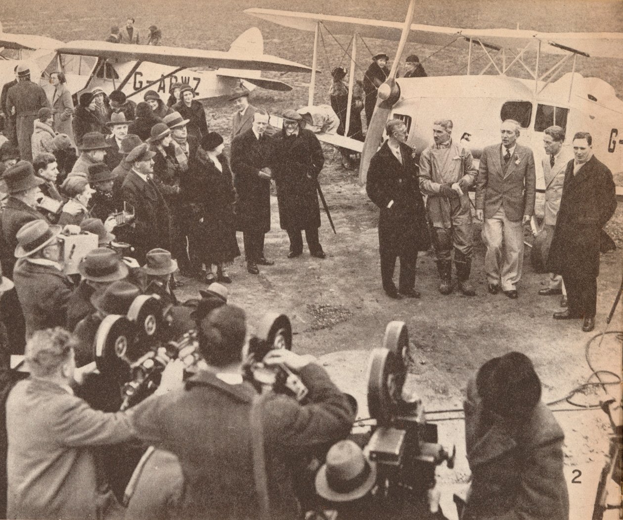 أعضاء البعثة في مطار هيستون ، 17 فبراير 1933 ، قبل مغادرتهم إلى الهند ، c1 بواسطة غير معروف