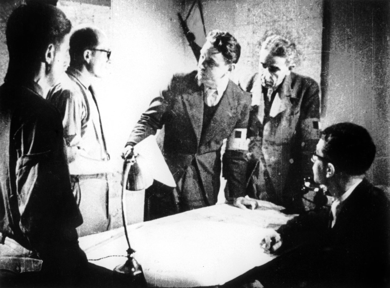أعضاء المقاومة الفرنسية في سراديب الموتى ، مكان دنفر روشيه ، باريس ، أغسطس 1944 بواسطة غير معروف