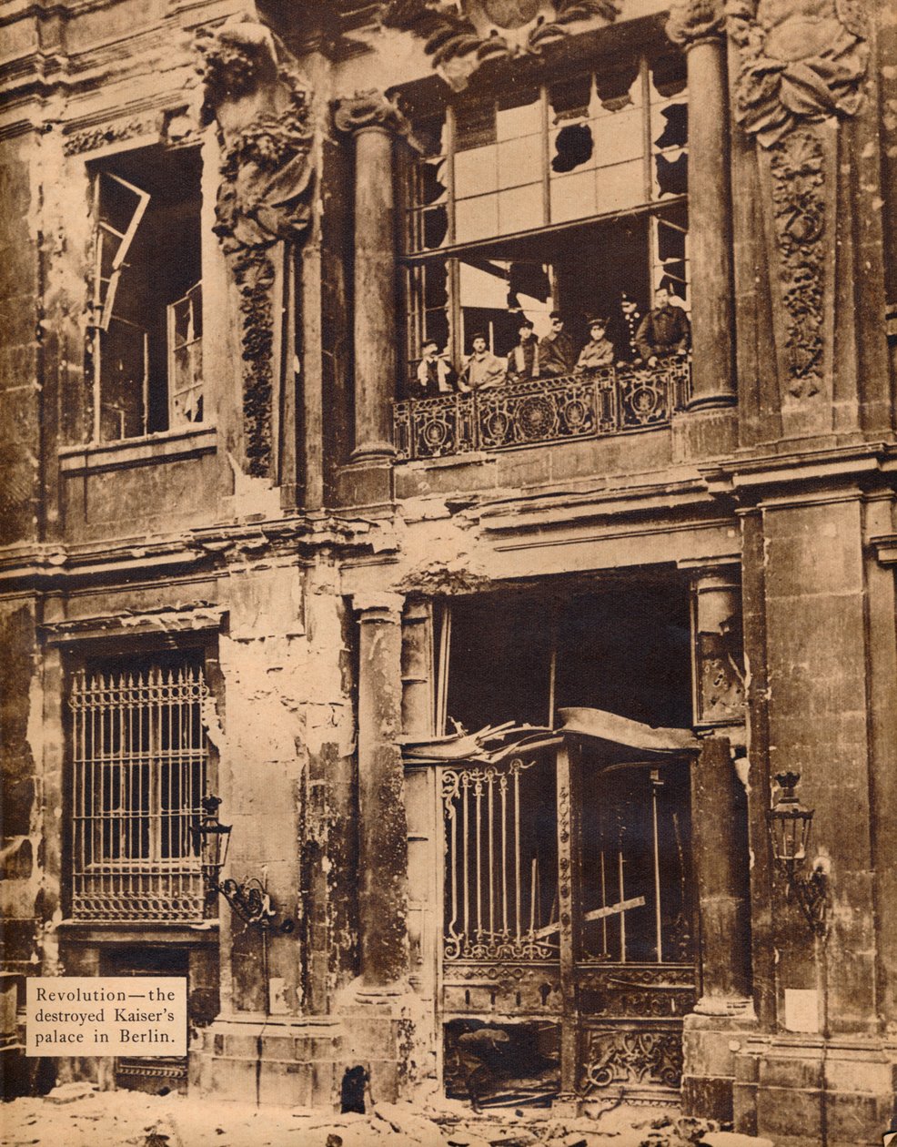 أعضاء القسم البحري الشعبي على شرفة قصر المدينة ، ديسمبر 1918 ، 1918 ، 193 بواسطة غير معروف