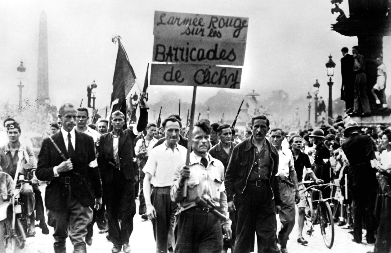 أعضاء المقاومة يسيرون في ساحة الكونكورد ، تحرير باريس ، أغسطس 1944 بواسطة غير معروف
