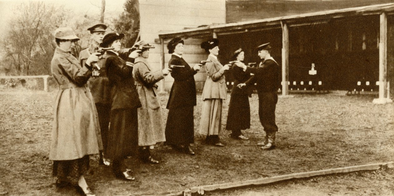 أعضاء WRNS في ممارسة المسدس ، 1915 ، 1935. بواسطة غير معروف
