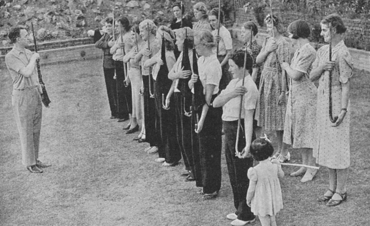 يتم تدريب أعضاء فيلق الدفاع المتطوع للمرأة في تدريب البنادق ، الحرب العالمية الثانية ، 1940 بواسطة غير معروف