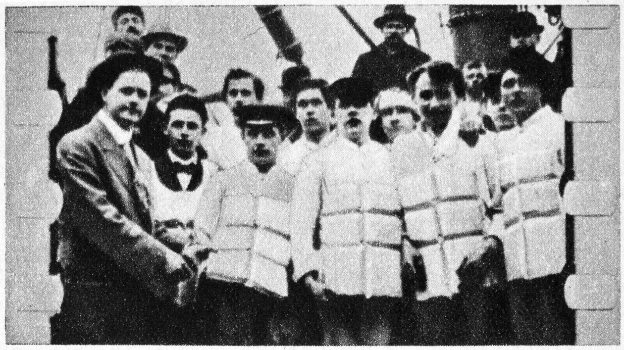 أعضاء طاقم تايتانيك في سترات النجاة ، 1912 بواسطة غير معروف