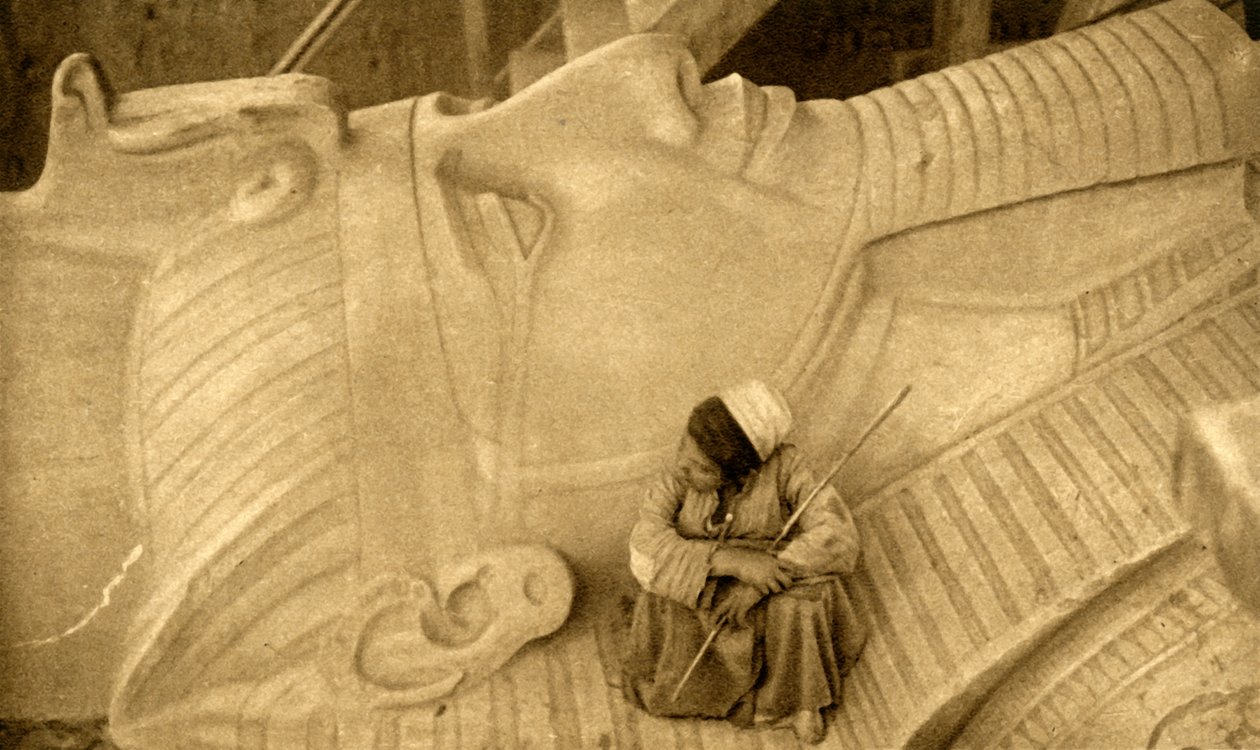 ممفيس - رأس تمثال رمسيس الثاني ، c1918-c1939. بواسطة غير معروف