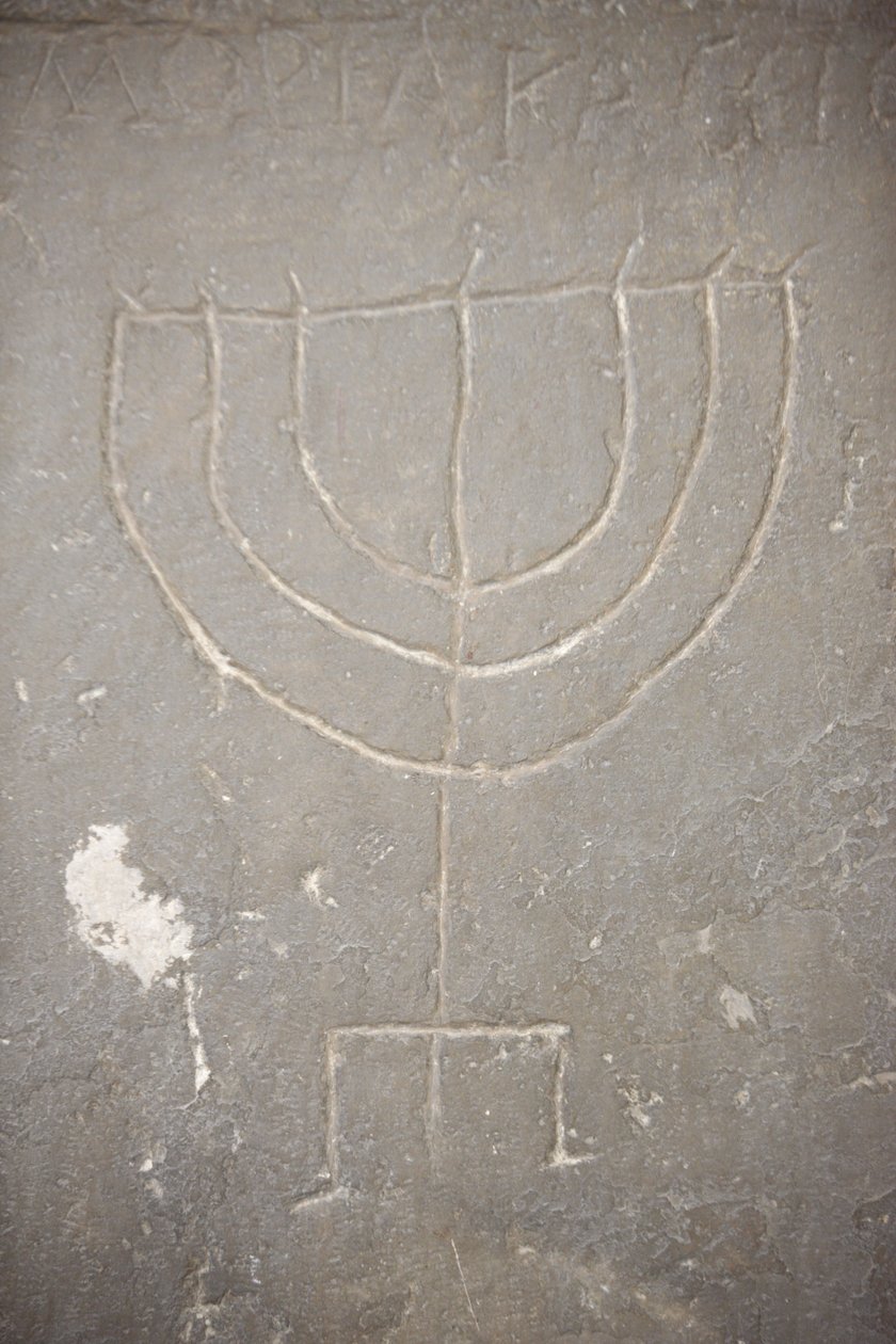 مينورا (Menorah) محفور على شاهد قبر قديم ، بودابست ، هونغري بواسطة غير معروف