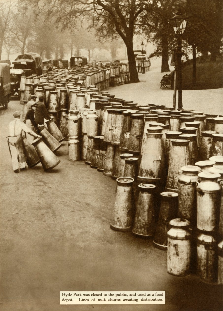 يفرم الحليب في هايد بارك خلال الضربة العامة ، لندن ، 1926 ، 1935. بواسطة غير معروف