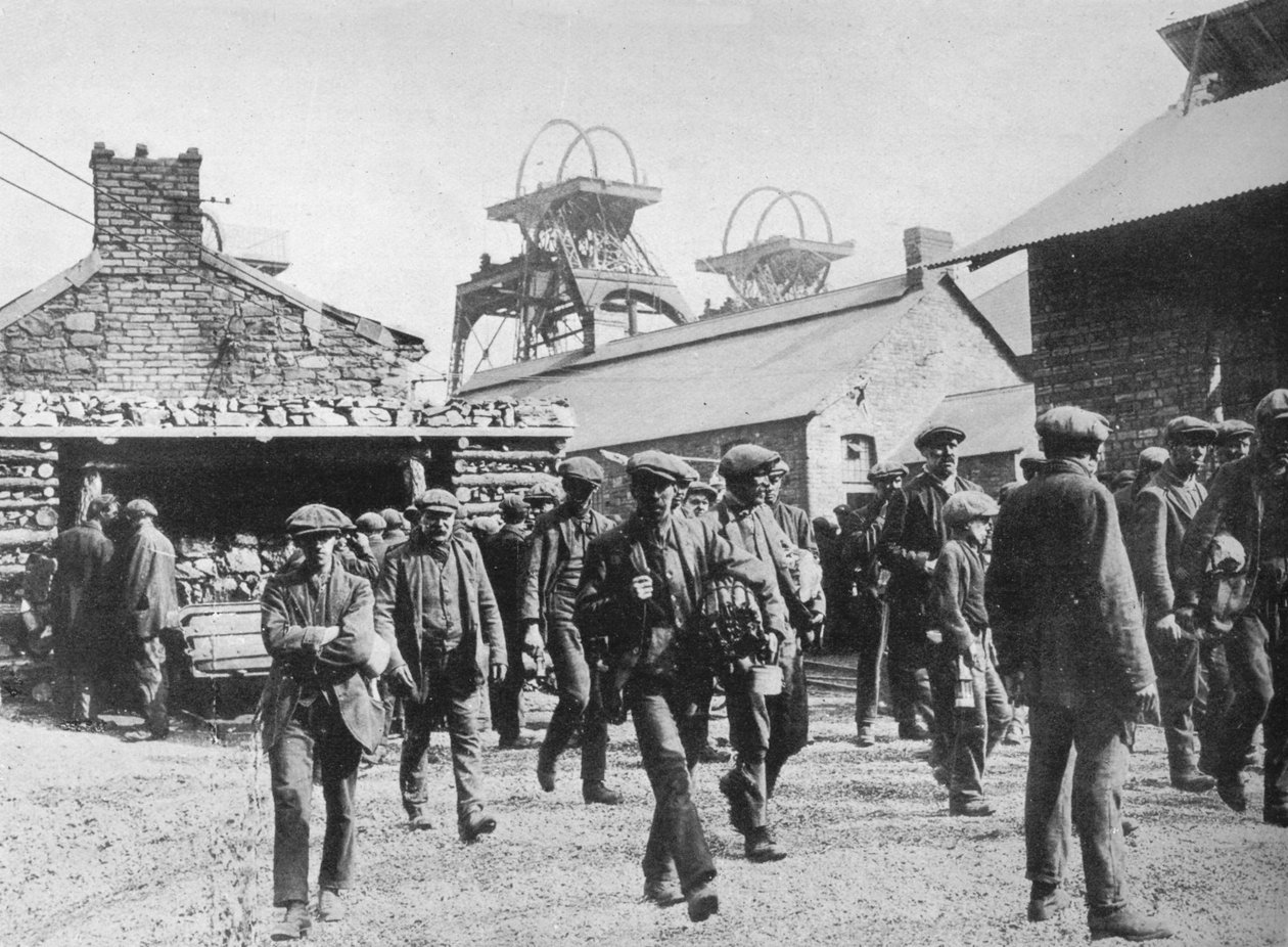 عمال المناجم يغادرون pithead بعد انتهاء إشعارات الإضراب ، 1915 بواسطة غير معروف