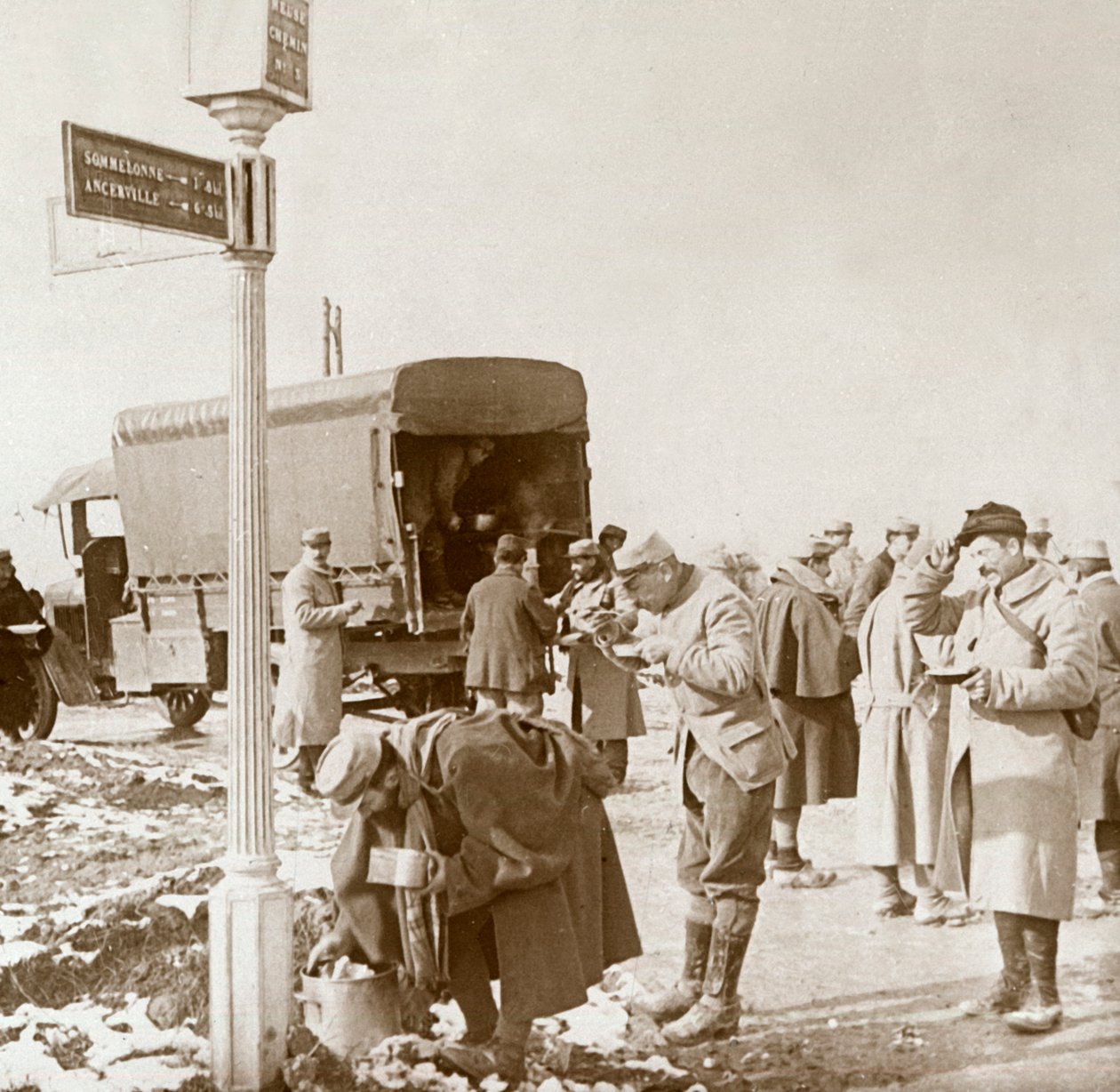 مطبخ متنقل على Voie Sacrée ، فردان ، شمال فرنسا ، c1914-c1918. بواسطة غير معروف