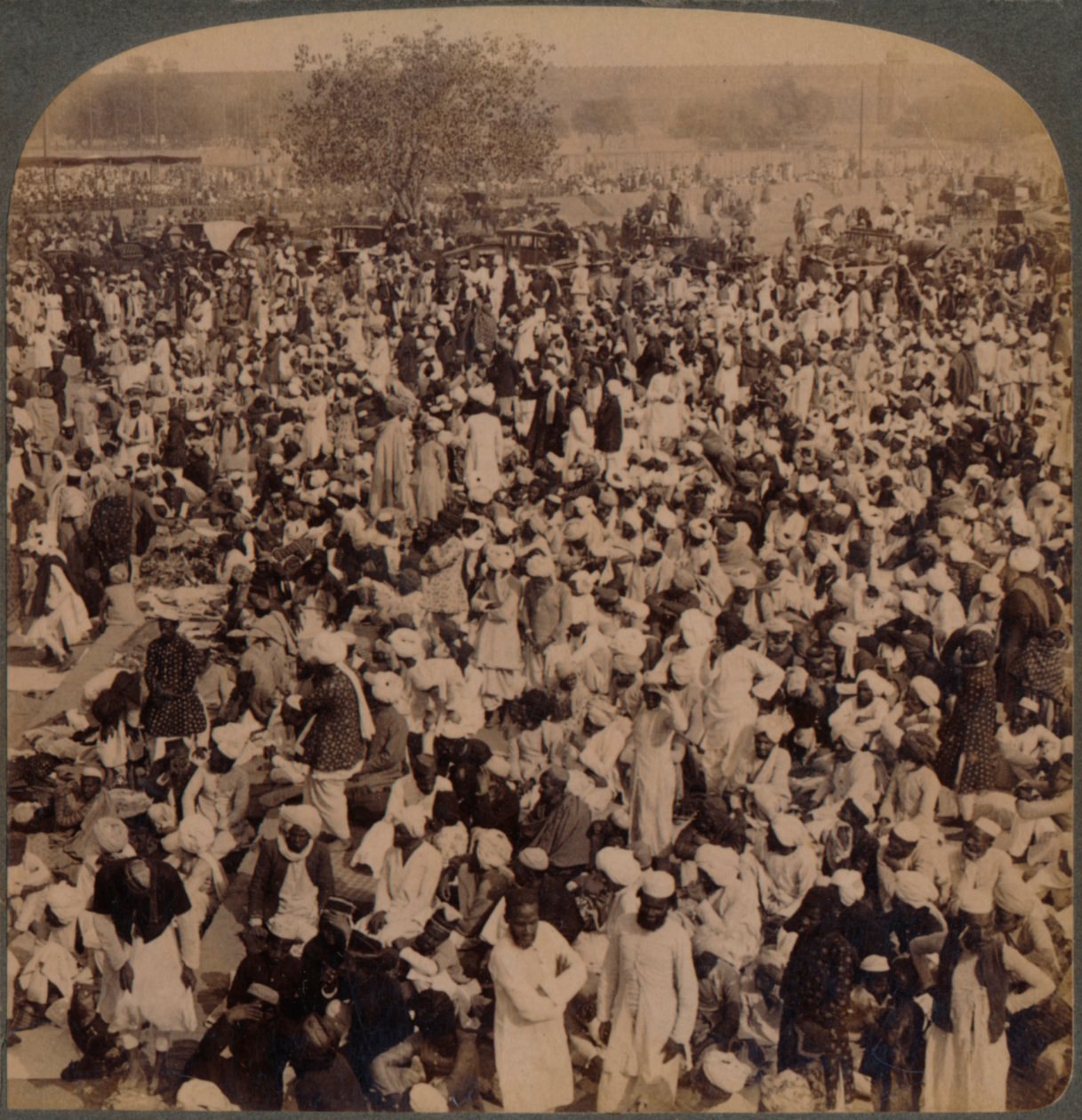 المحمديون في يوم سريع خارج مسجد جمعة ، ينظرون إلى الجنوب ، دلهي ، الهند ، 1903 بواسطة غير معروف