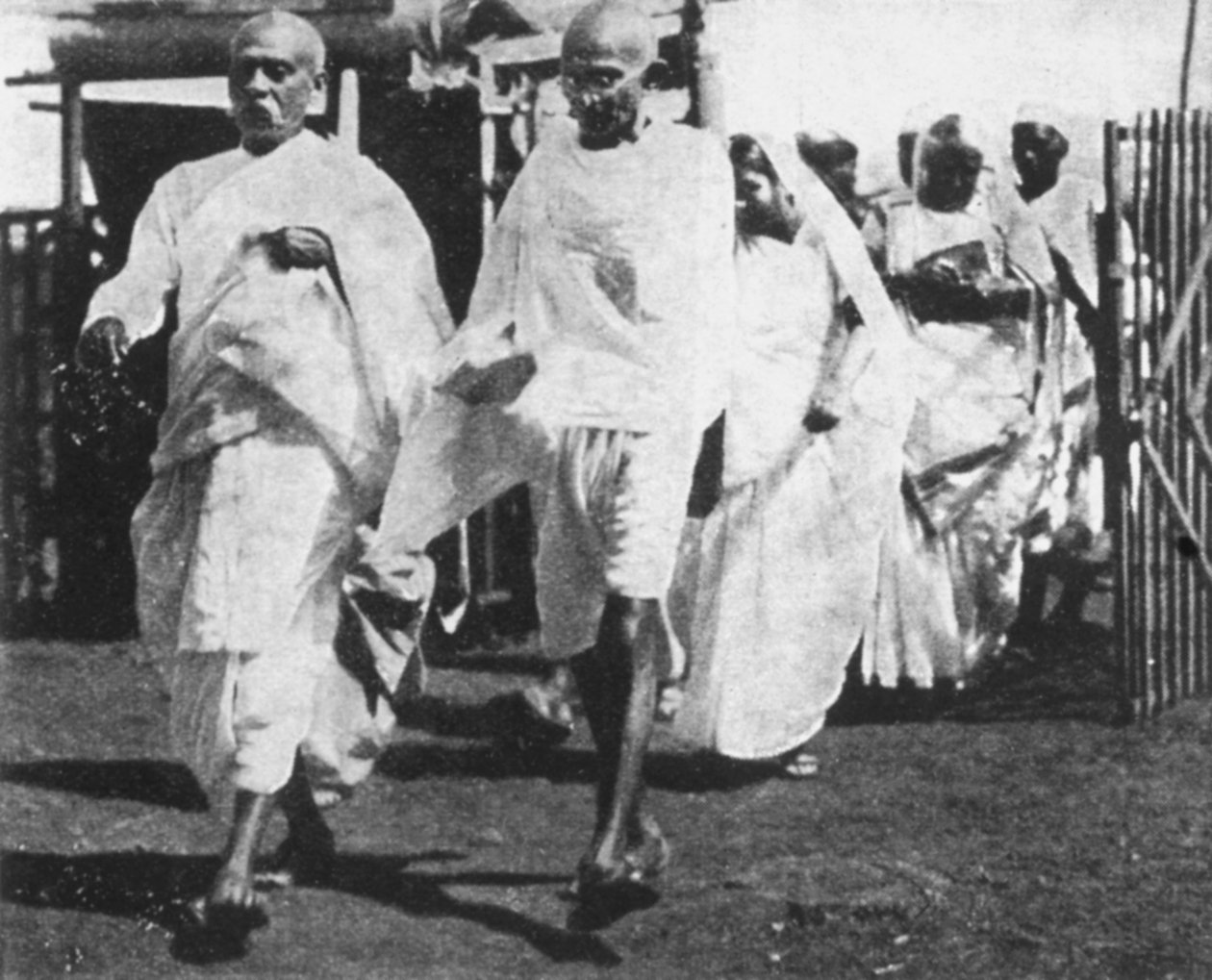 المهندس غاندي ، الزعيم القومي الهندي ، في طريقه إلى الكونجرس ، 1932 بواسطة غير معروف