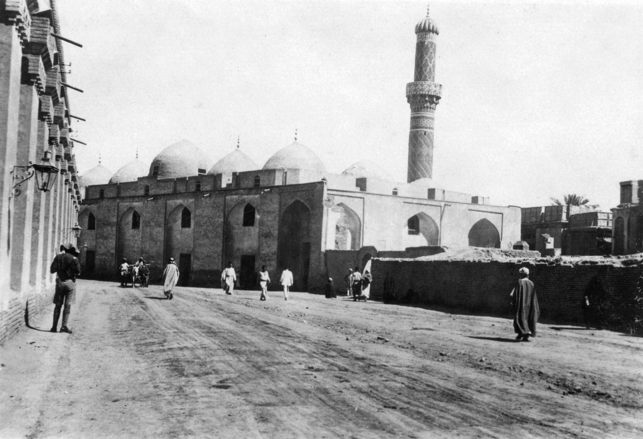 مسجد في شارع النهر ، بغداد ، بلاد الرافدين ، الحرب العالمية الأولى ، 1918 بواسطة غير معروف