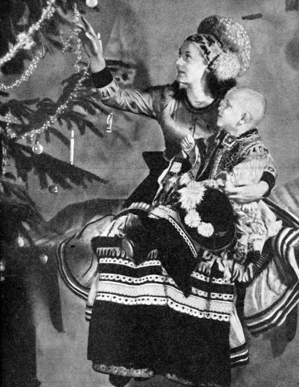 الأم والطفل مع شجرة عيد الميلاد ، شعب ماتيو ، ميسكول ، المجر ، 1936 بواسطة غير معروف