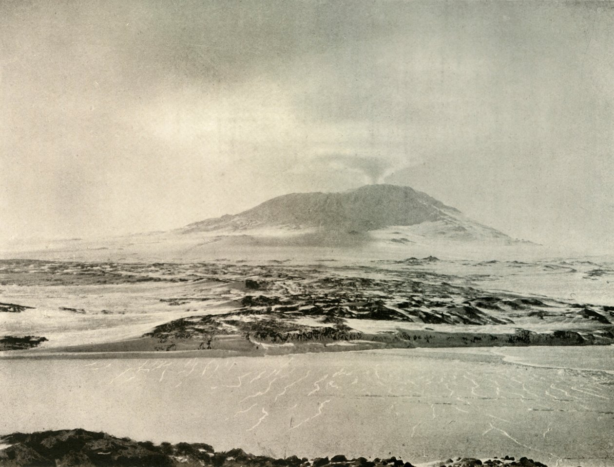 جبل إريبوس في ثوران في 14 يونيو 1908 ، 1909 بواسطة غير معروف