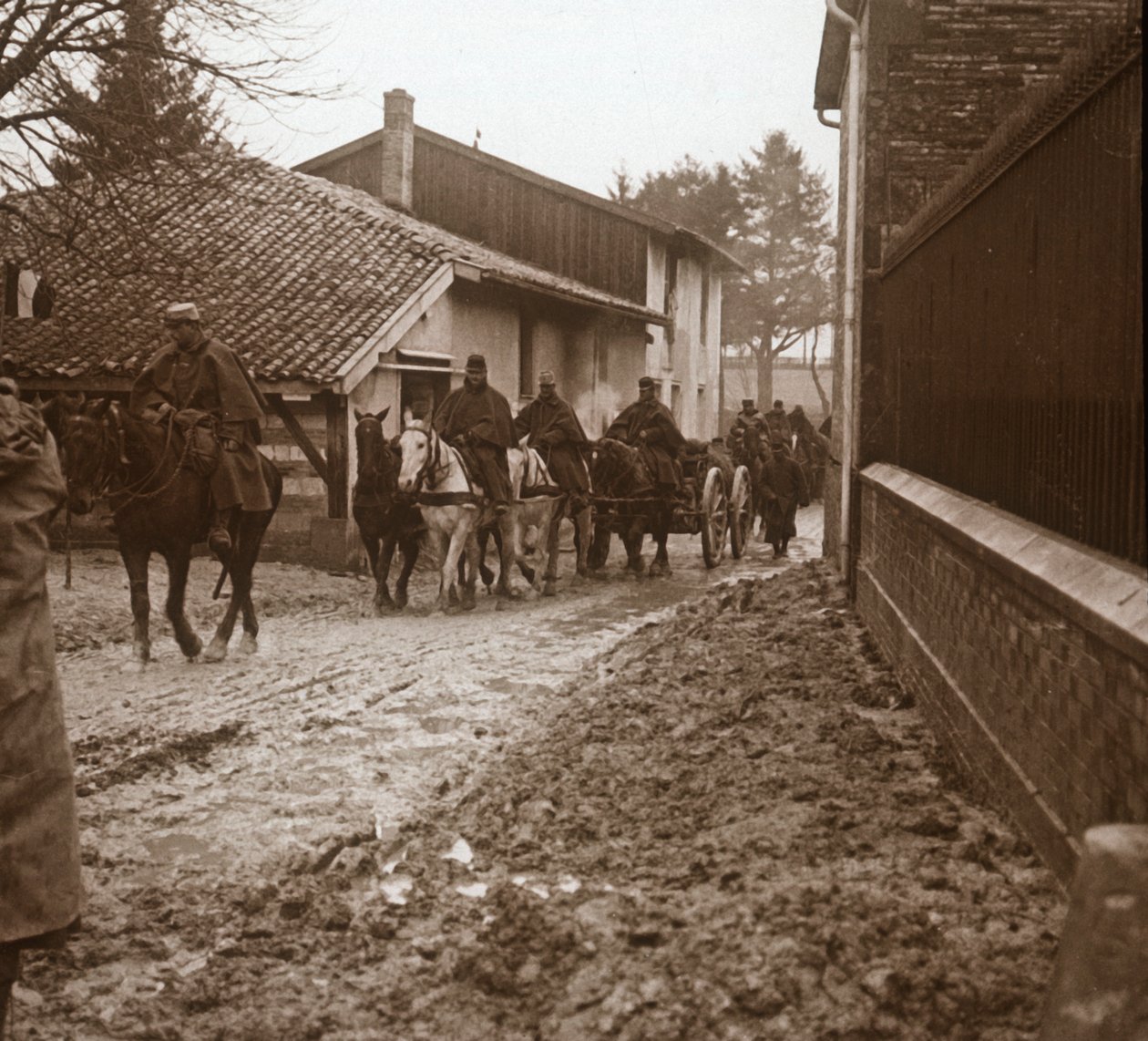 جنود فرنسيون مثبتون بالمدفعية ، c1914-c1918 بواسطة غير معروف