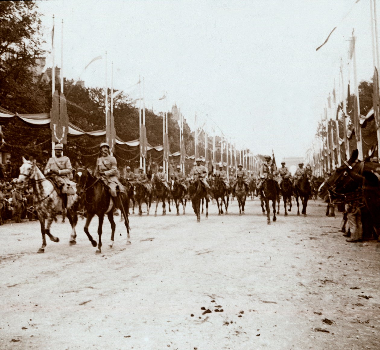 الضباط الخيالة ، موكب النصر ، باريس ، فرنسا ، c1918-c1919 بواسطة غير معروف