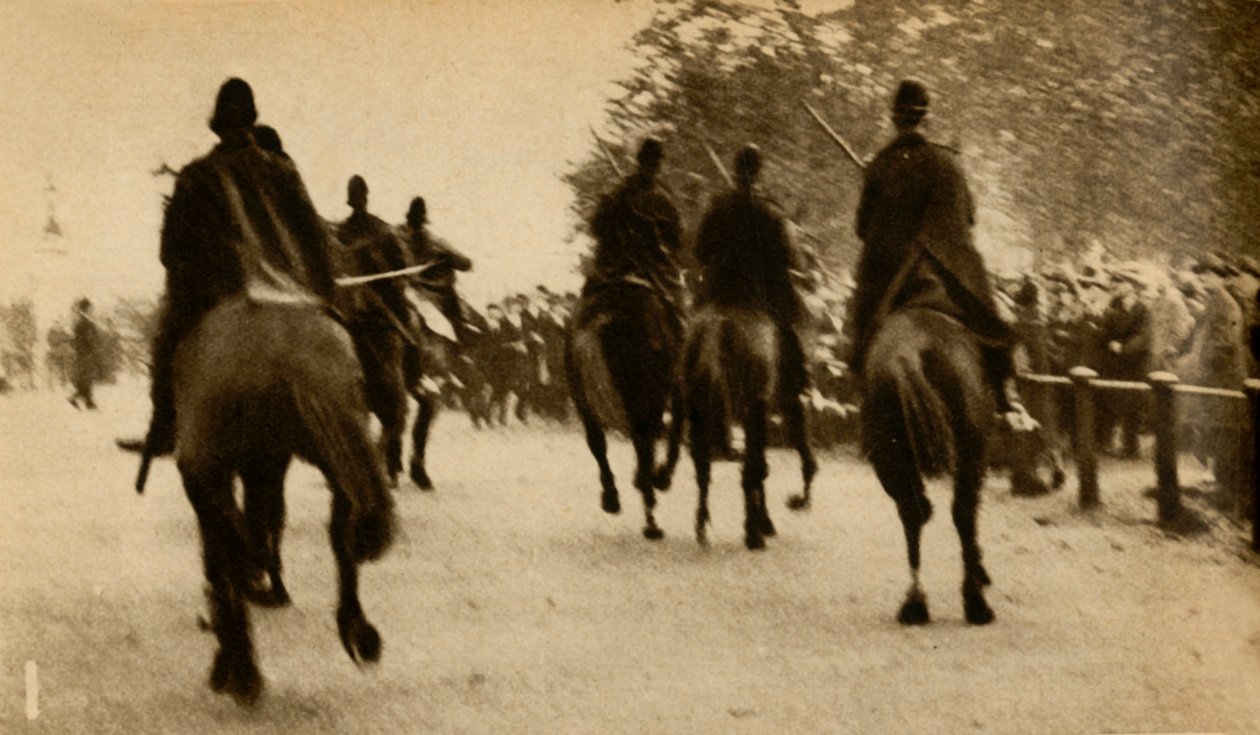 متظاهرون مشحونون بشحن عصا الشرطة ، احتجاجات اختبار وسائل ، هايد بارك ، لندن ، 1932 ، 1933. بواسطة غير معروف