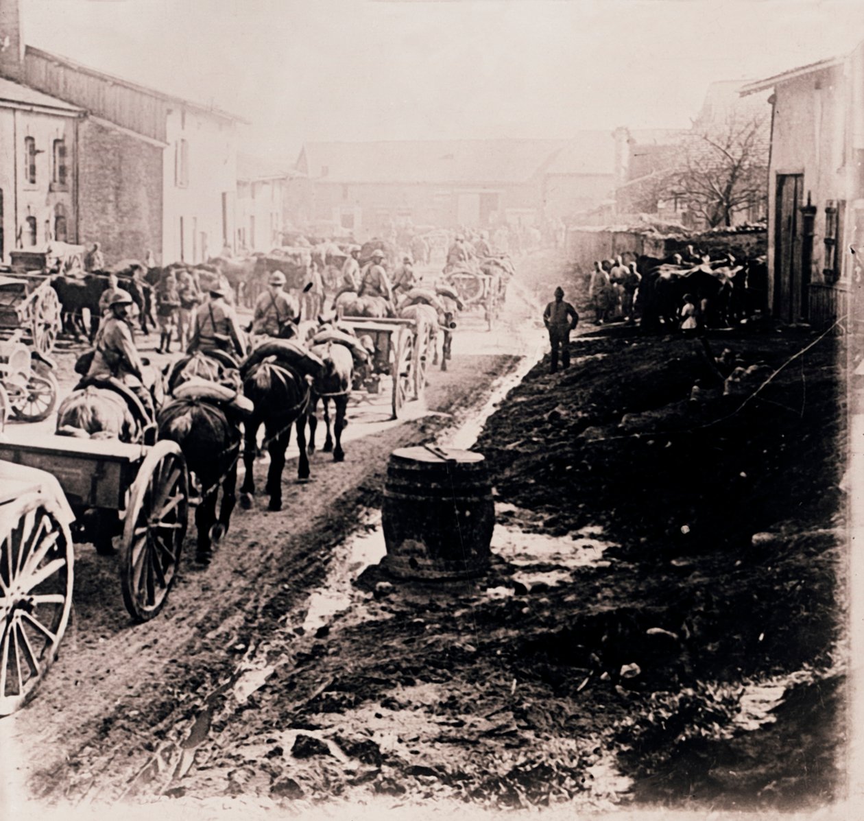 شنت القوات مع عربات ، c1914-c1918 بواسطة غير معروف