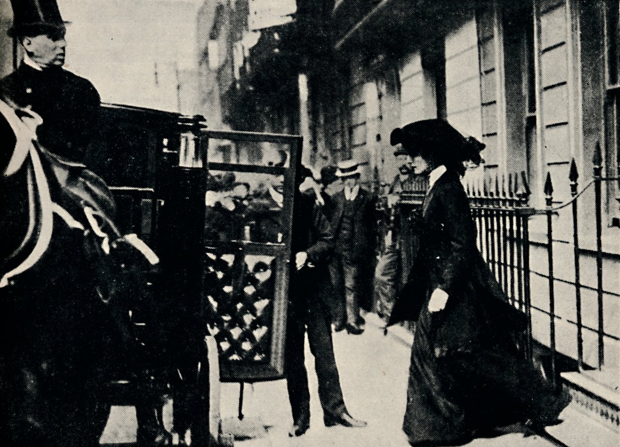السيد تشرشل يغادر لشهر العسل ، 1908 ، 1945. بواسطة غير معروف