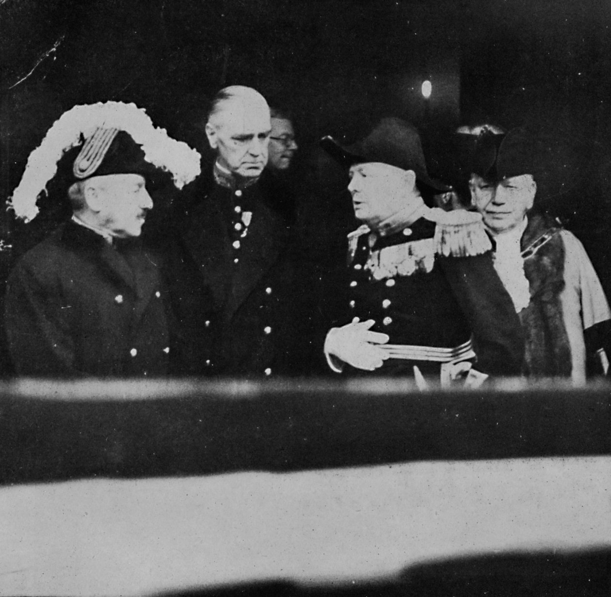 السيد تشرشل في قصر سانت جاميس لاجتماع أعضاء مجلس الملكة الخاص ، 1936 ، 1945 بواسطة غير معروف