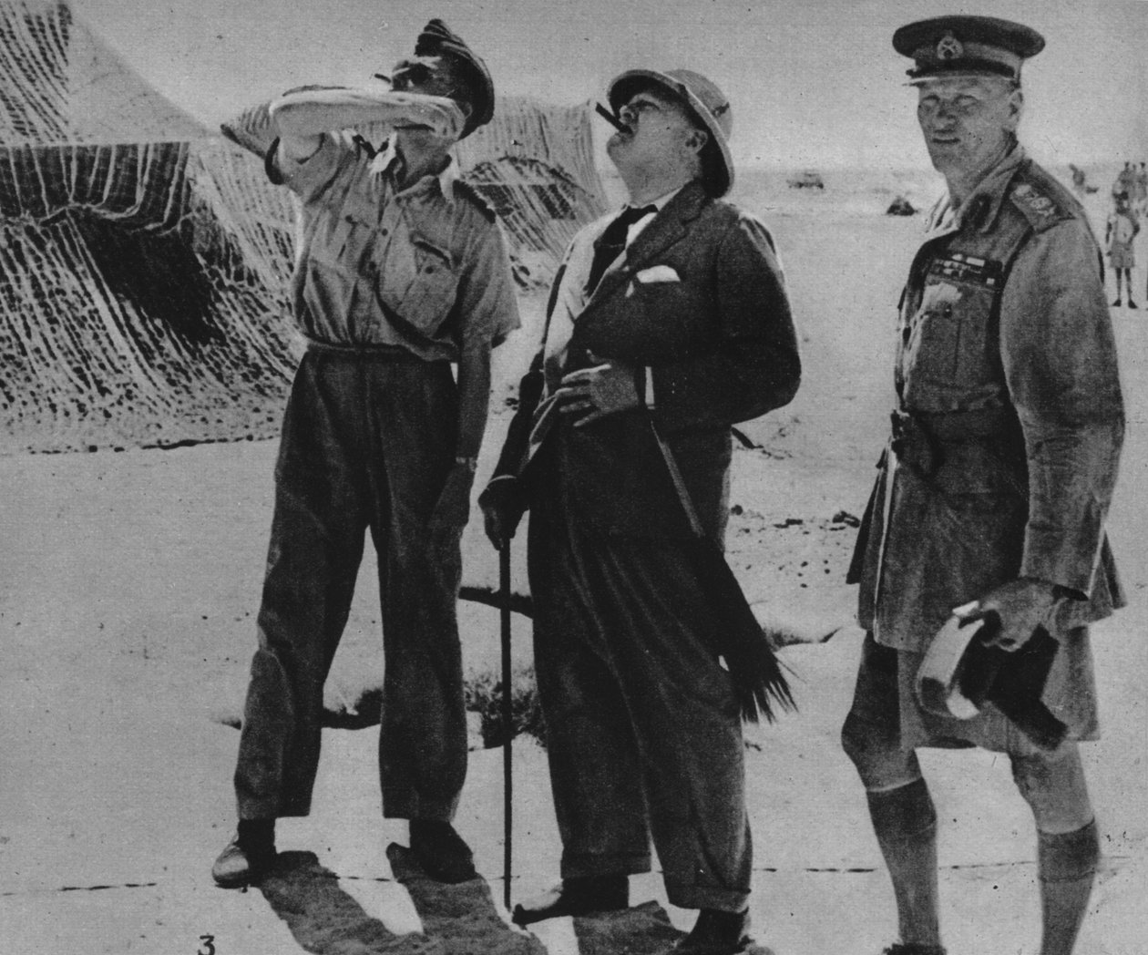 السيد تشرشل مع السير أ. تيدر والجنرال أوشينليك ، 1942 بواسطة غير معروف