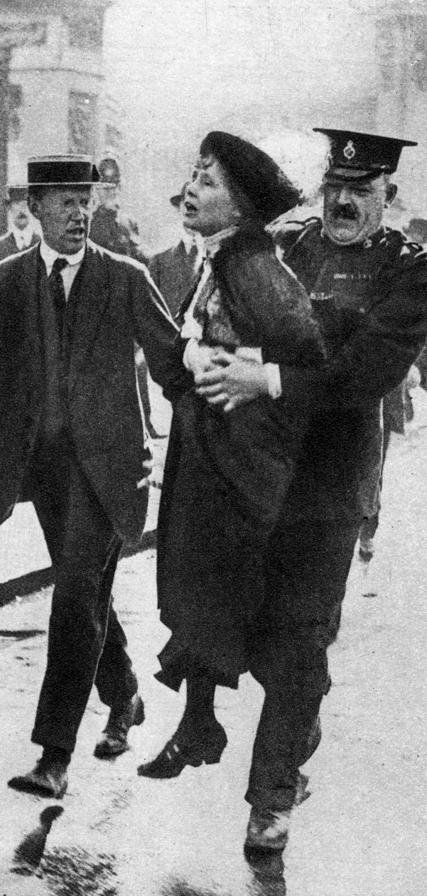 السيدة بانكهيرست ، اعتقلت خارج قصر باكنغهام ، لندن ، 1914 ، 1935 بواسطة غير معروف