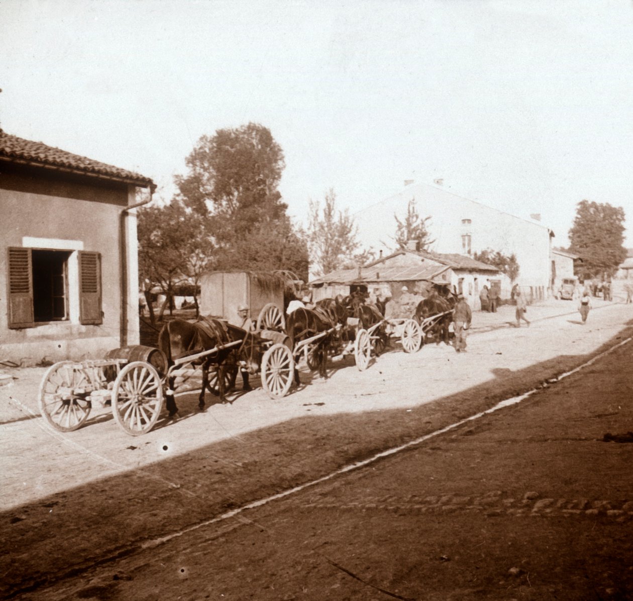 عربات البغل مع الإمدادات ، فردان ، شمال فرنسا ، c1914-c1918 بواسطة غير معروف