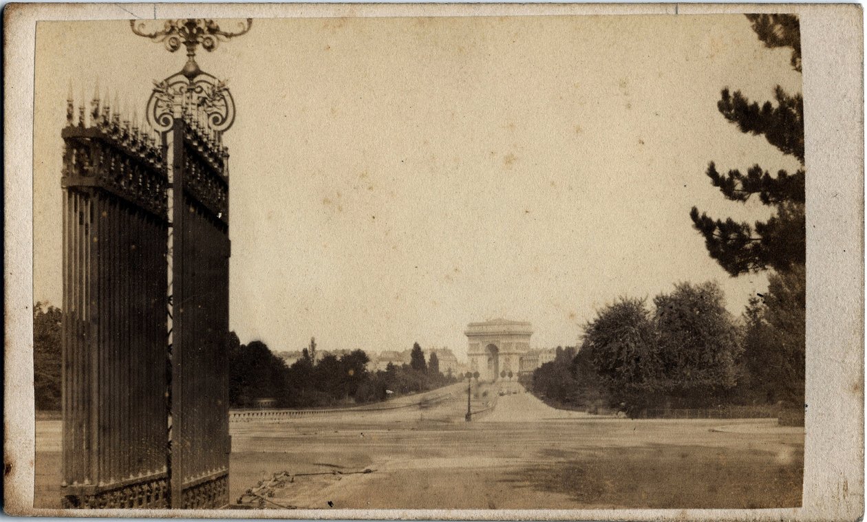 بلدية باريس (1871): منظر لبورت مايو وقوس النصر. تصوير مجهول. طباعة على كرتون خافت. 17x8 سم بواسطة غير معروف