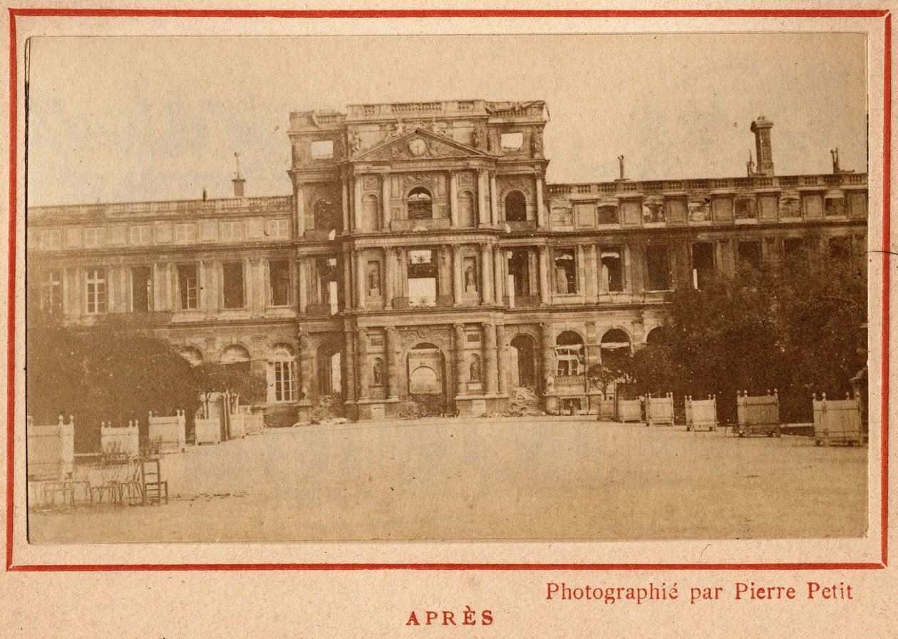 بلدية باريس (1871): منظر لقصر التويلري في باريس بعد حريق مايو 1871. صورة بيير بيتيت. طباعة على كرتون ، خافت. 9x5،4 سم بواسطة غير معروف