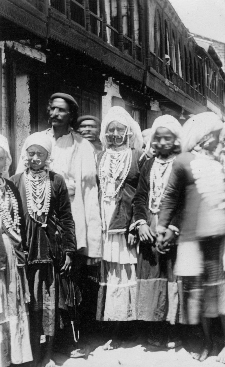 أهل قبيلة التلة المسلمة ، شاكراتا ، الهند ، 1917 بواسطة غير معروف