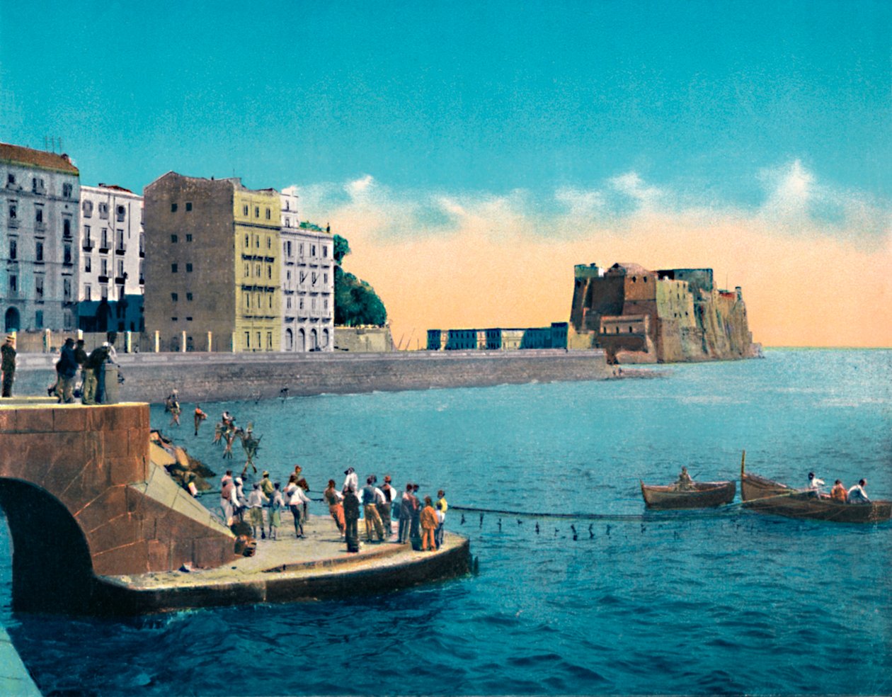 نابولي - عبر Partenope و Castello Dellvo ، c1900. بواسطة غير معروف