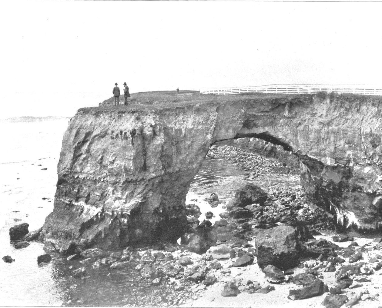 الجسر الطبيعي على الساحل بالقرب من سانتا كروز ، كاليفورنيا ، الولايات المتحدة الأمريكية ، c1900. بواسطة غير معروف