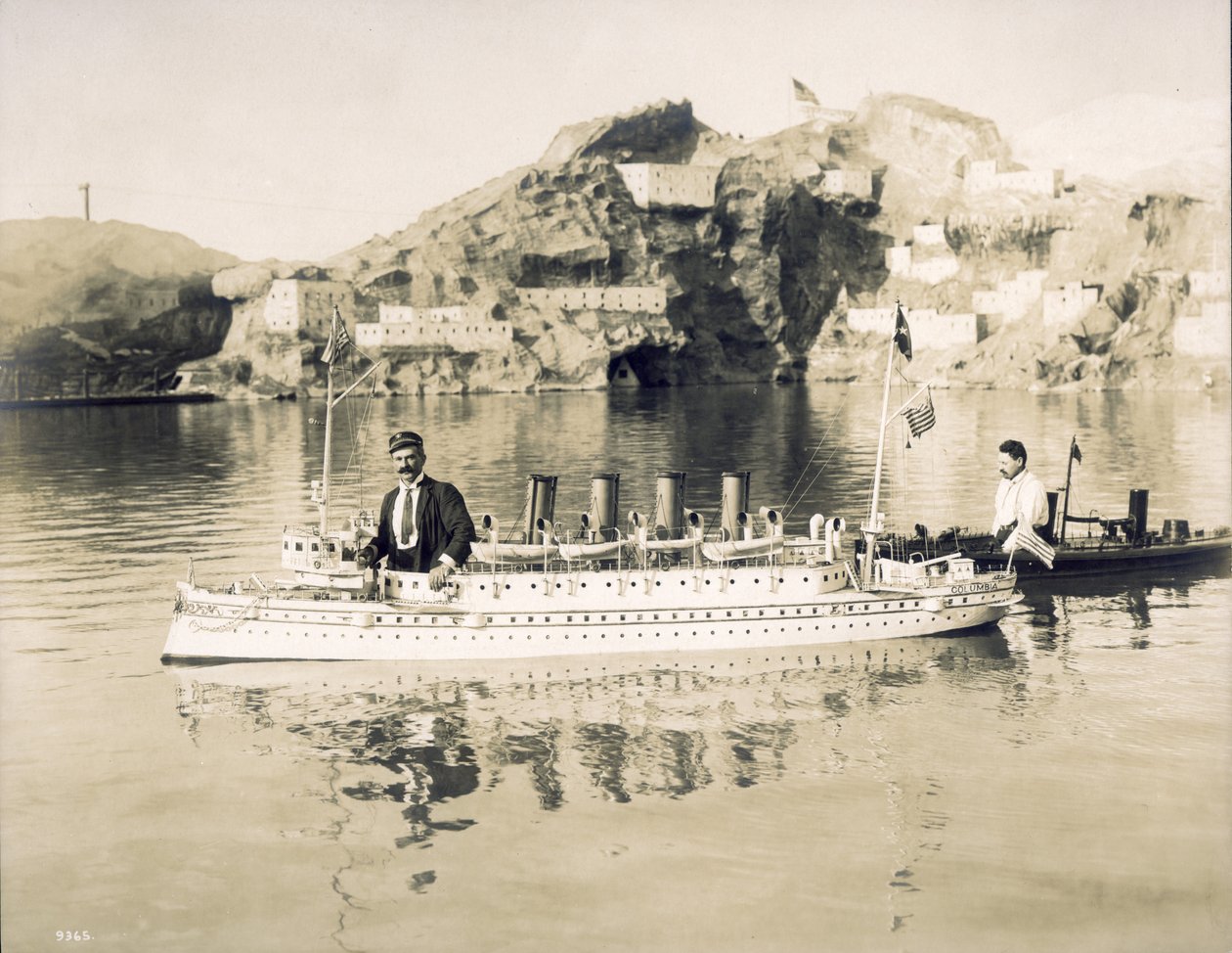عرض بحري في بايك. اثنان من رجال الحرب وعمالهم. 1904 معرض العالم بواسطة غير معروف