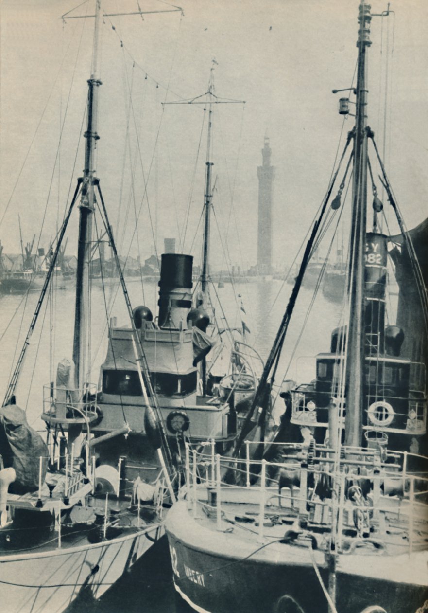 Naval Trawler ، HMS Liffy إلى جانب سفينة صيد Grimsby في أحواض Grimsby ، 1937 بواسطة غير معروف