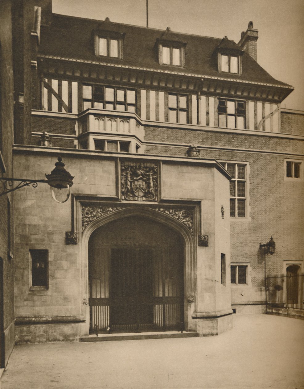 القاعة الجديدة للشركة القديمة لمتاجر الحديد في Aldersgate ، c1935. بواسطة غير معروف