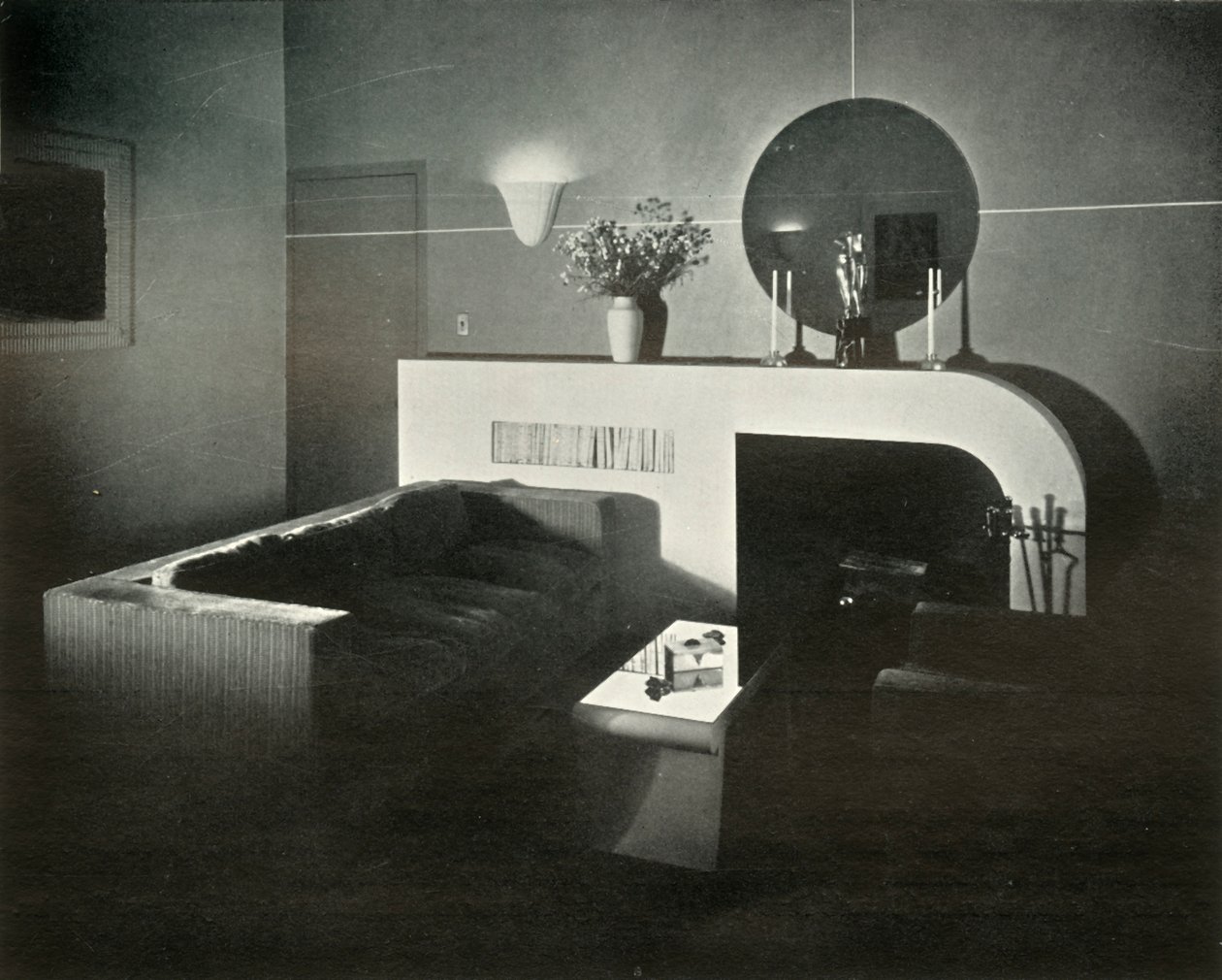 نيويورك منزل بنتهاوس لريموند لوي ، صممه بنفسه - Fireplace ، 1937. بواسطة غير معروف