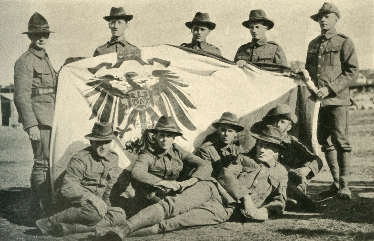 جنود نيوزيلنديون يحملون العلم الألماني ، الحرب العالمية الأولى ، 1914 ، c1920. بواسطة غير معروف