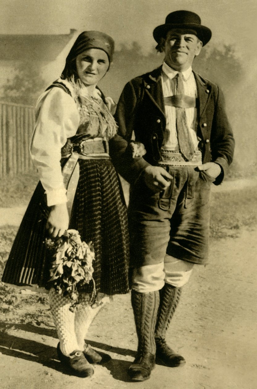 المتزوجون حديثا في الزي التقليدي ، كارينثيا ، النمسا ، c1935. بواسطة غير معروف