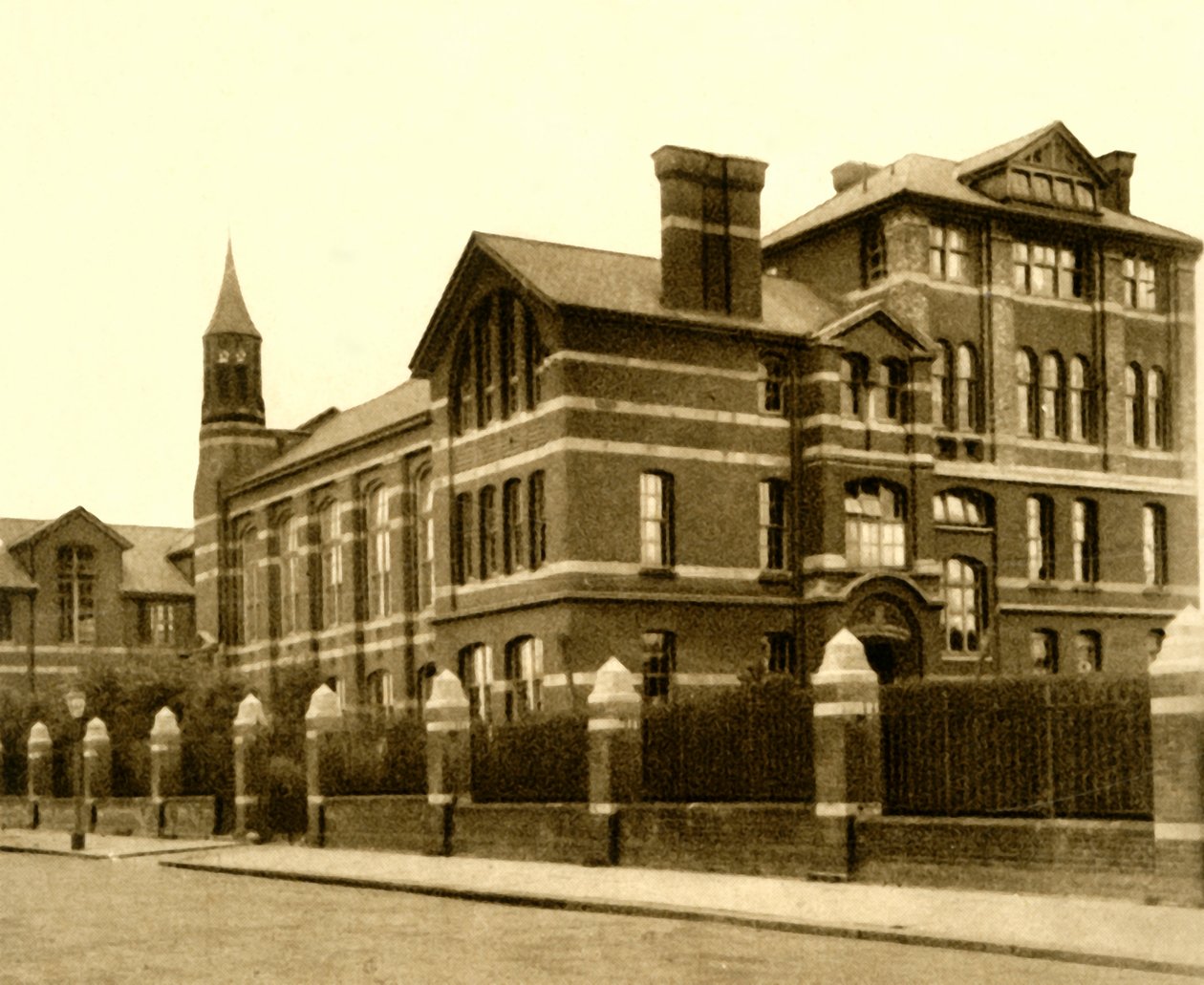رقم 67. The Haberdashers Askes Hampstead School، 1923. بواسطة غير معروف