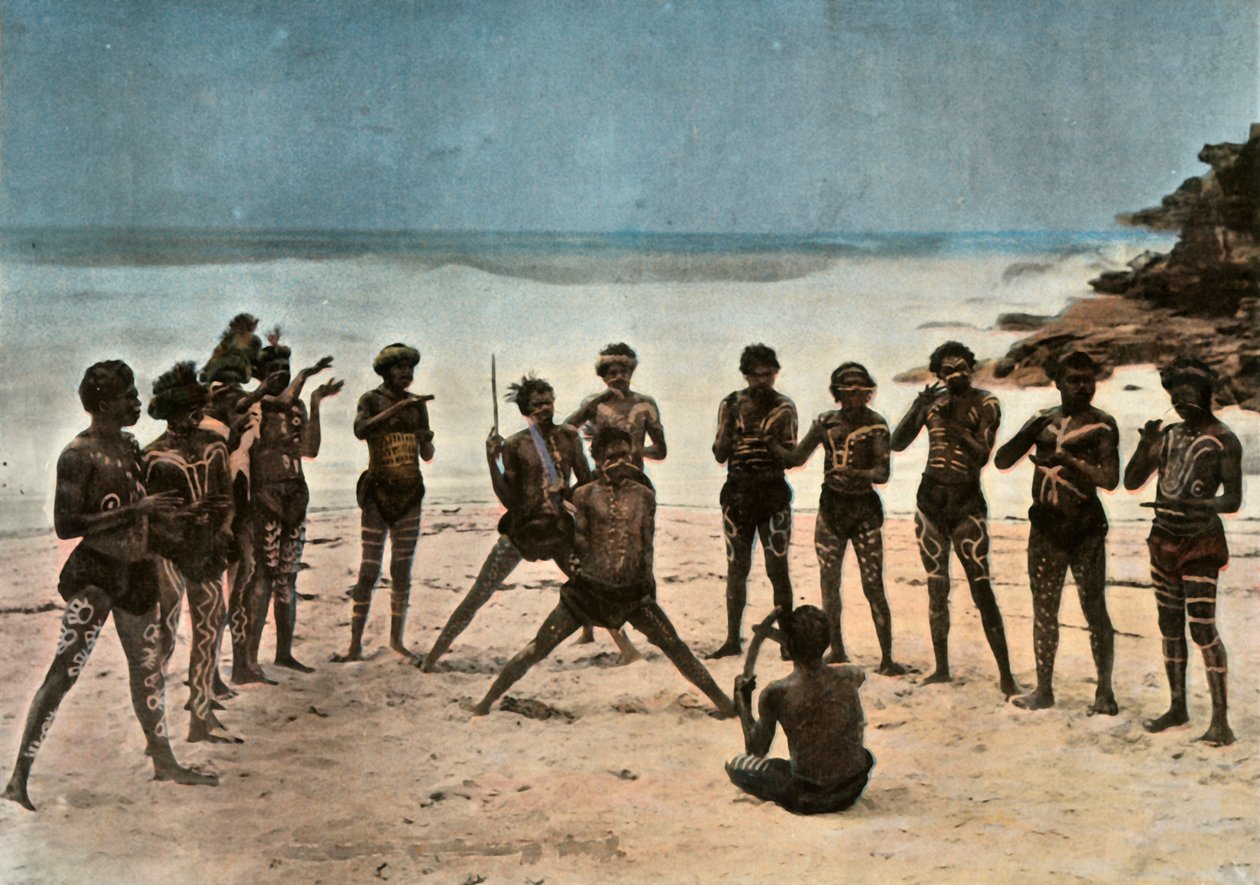 غينيا الجديدة. رقصة الغريب بابوا ، بابوا غينيا الجديدة. رقص بابوان القبلي ، 1900. بواسطة غير معروف