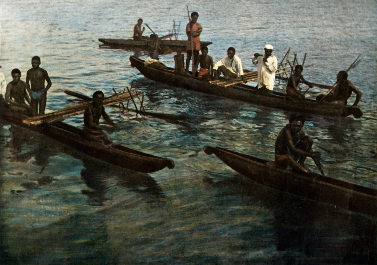 غينيا الجديدة. pirogues Papuan، Papua New Guinea. Papuan Pirogues ، 1900. بواسطة غير معروف