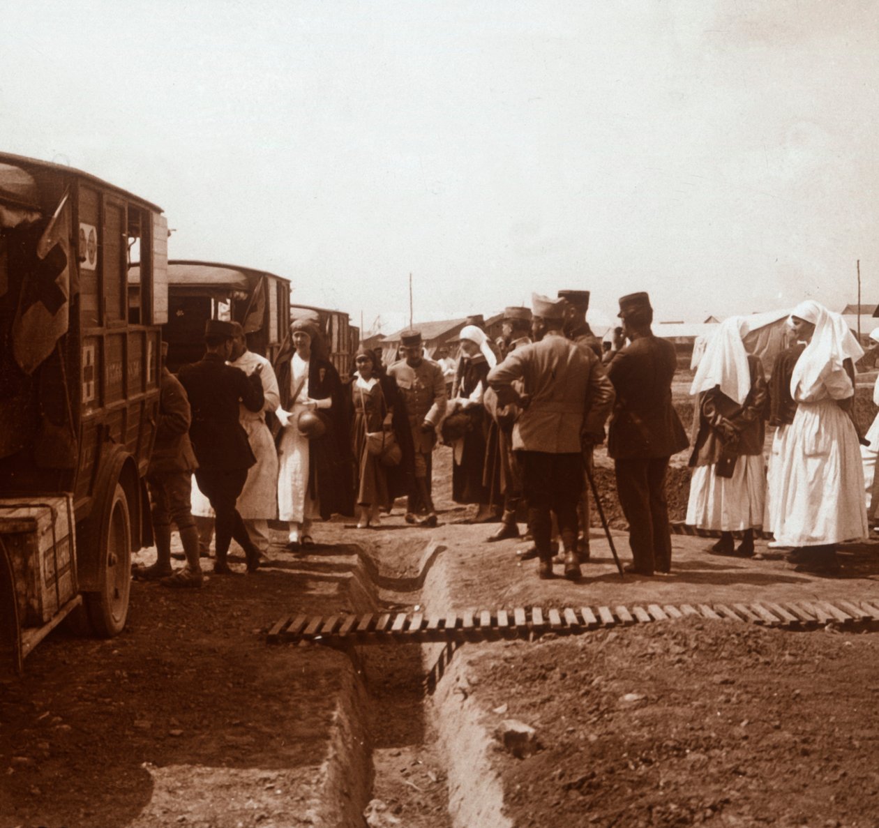 الممرضات وسيارات الإسعاف التابعة للصليب الأحمر ، c1914-c1918 بواسطة غير معروف