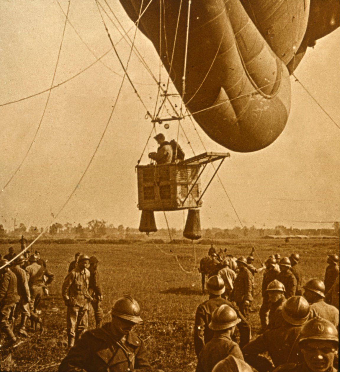 مراقبة مواقع العدو من بالون القاذف ، c1914-c1918 بواسطة غير معروف