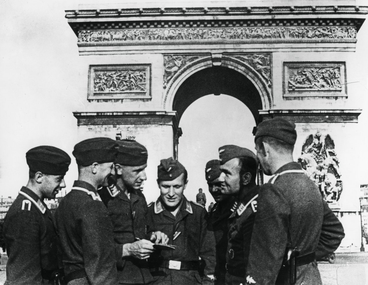 احتلال القوات الألمانية في قوس النصر ، باريس ، يونيو 1940 بواسطة غير معروف