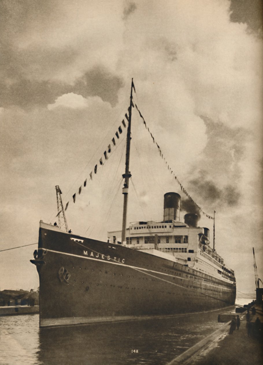 واحدة من أكبر السفن العائمة ، ماجستيك المملوكة لخط كونارد وايت ستار ، 1936 بواسطة غير معروف