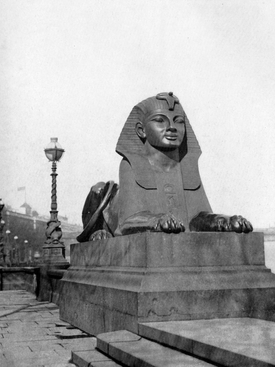واحدة من أبو الهول ، فيكتوريا إمبانكمنت ، لندن ، 1924-1926 بواسطة غير معروف