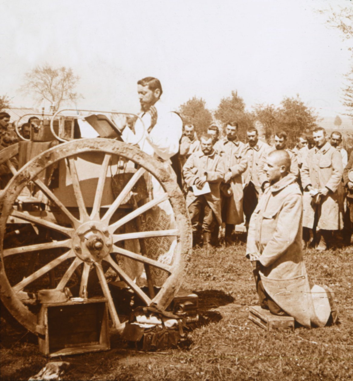 كتلة في الهواء الطلق ، كارنس ، شمال فرنسا ، c1914-c1918. بواسطة غير معروف