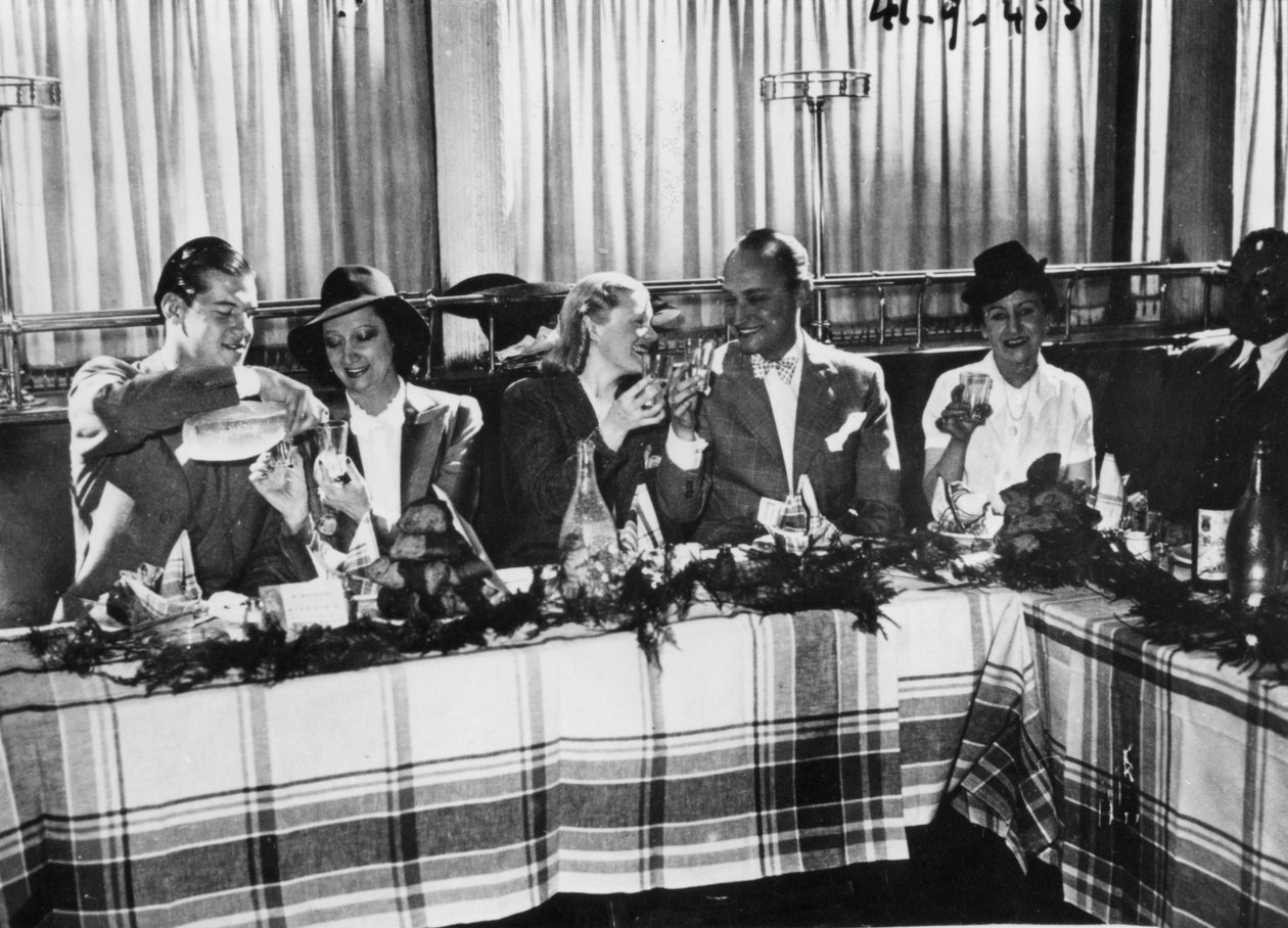 افتتاح مطعم لمطربين فرنسيين مشهورين ، باريس ، سبتمبر 1941 بواسطة غير معروف