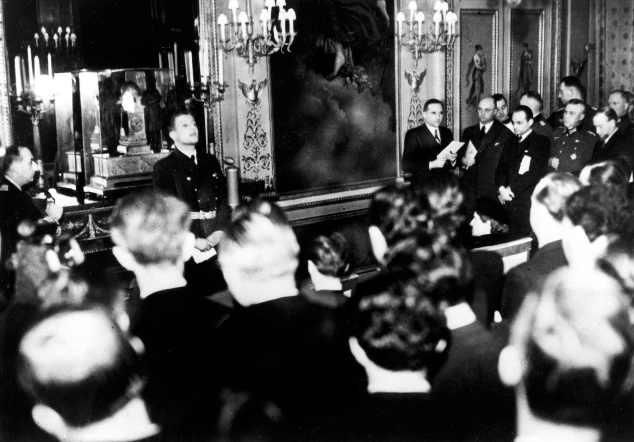 أوتو أبيتز ، السفير الألماني في فرنسا ، عقد مؤتمرًا صحفيًا ، باريس ، 15 ديسمبر 1940 بواسطة غير معروف