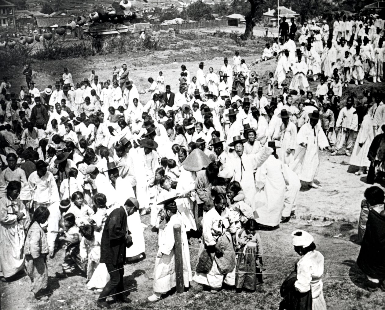 تجمع خارجي ، كوريا ، 1900 بواسطة غير معروف